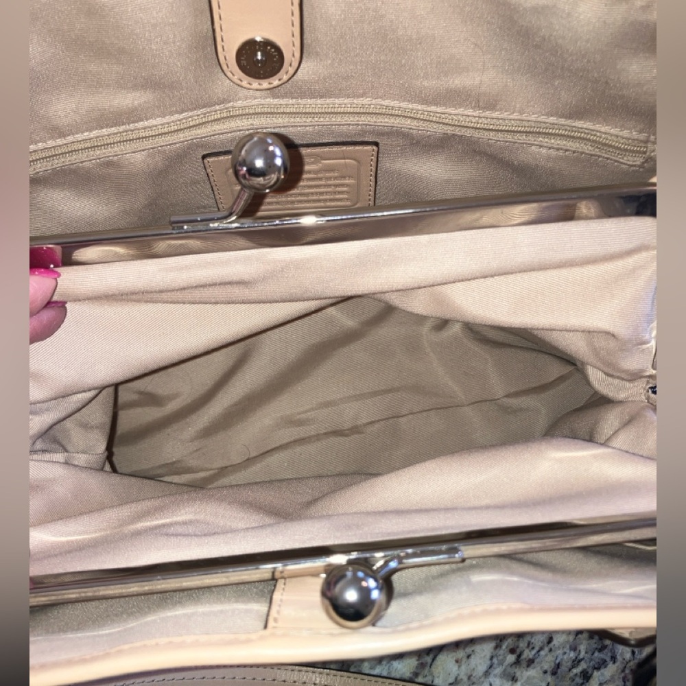 Coach F25487 Gallery Tote Patent Leather Navy Beige Trim Shoulder Bag Excellent - Picture 11 of 16